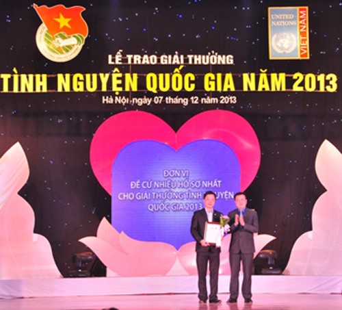 National volunteer awards for 2013 presented - ảnh 1